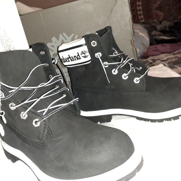 Timberland Black and White boots - Picture 2 of 2